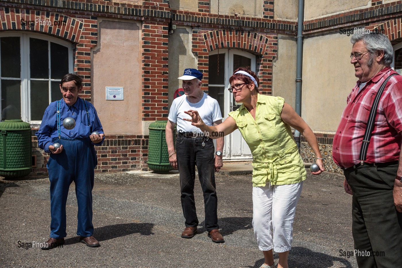 PARTIE DE PETANQUE POUR LES RESIDENTS AVEC L'ANIMATRICE DU CENTRE, EHPAD ANDRE COUTURIER, ETABLISSEMENT PUBLIC DU SUD DE L'EURE, HEBERGEMENT POUR PERSONNES AGEES INDEPENDANTES, RUGLES, EURE (27), FRANCE 