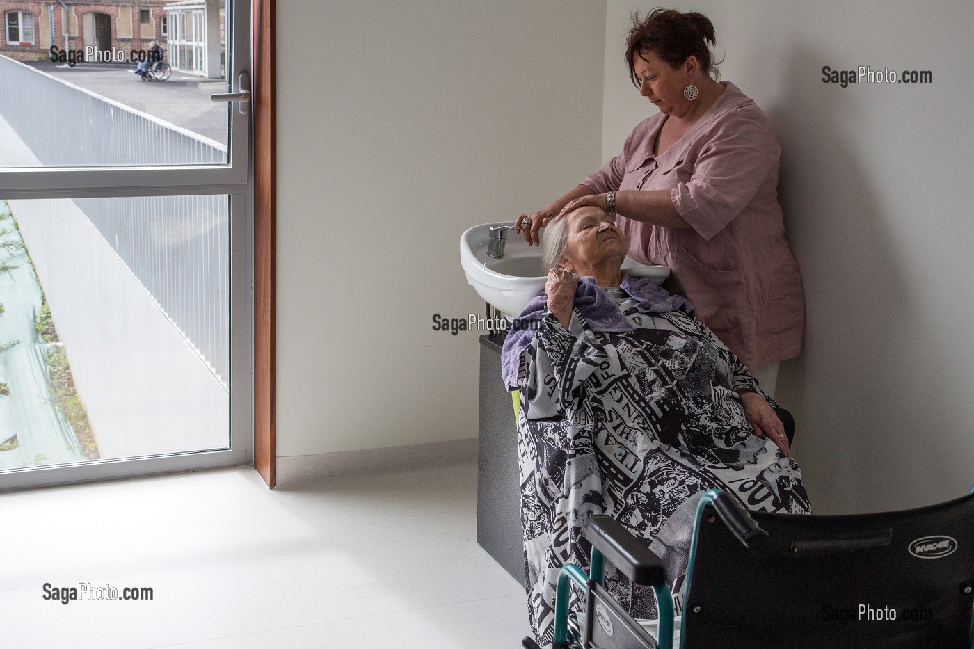 COIFFEUSE ET RESIDENTES DANS LE SALON DE COIFFURE ET ESTHETIQUE DE L'EHPAD ANDRE COUTURIER, ETABLISSEMENT PUBLIC DU SUD DE L'EURE, HEBERGEMENT POUR PERSONNES AGEES INDEPENDANTES, RUGLES, EURE (27), FRANCE 