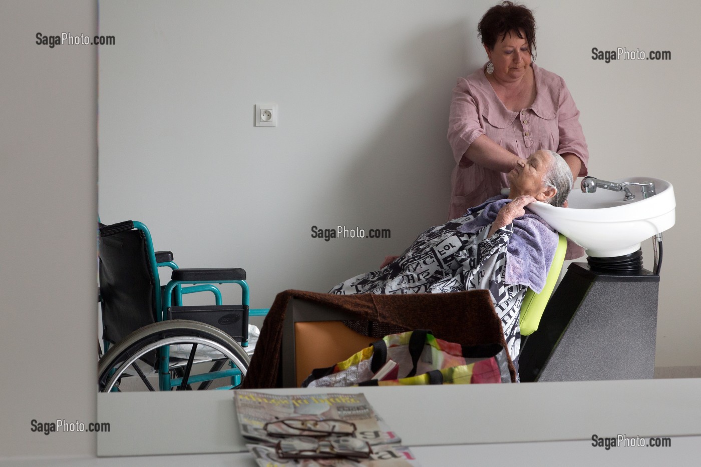 COIFFEUSE ET RESIDENTES DANS LE SALON DE COIFFURE ET ESTHETIQUE DE L'EHPAD ANDRE COUTURIER, ETABLISSEMENT PUBLIC DU SUD DE L'EURE, HEBERGEMENT POUR PERSONNES AGEES INDEPENDANTES, RUGLES, EURE (27), FRANCE 