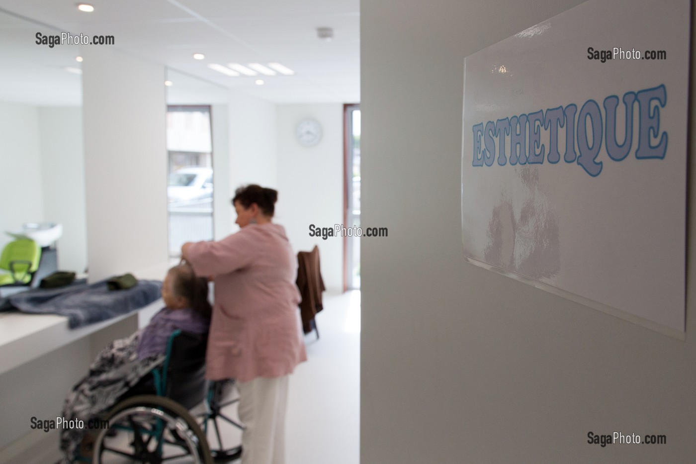 COIFFEUSE ET RESIDENTES DANS LE SALON DE COIFFURE ET ESTHETIQUE DE L'EHPAD ANDRE COUTURIER, ETABLISSEMENT PUBLIC DU SUD DE L'EURE, HEBERGEMENT POUR PERSONNES AGEES INDEPENDANTES, RUGLES, EURE (27), FRANCE 