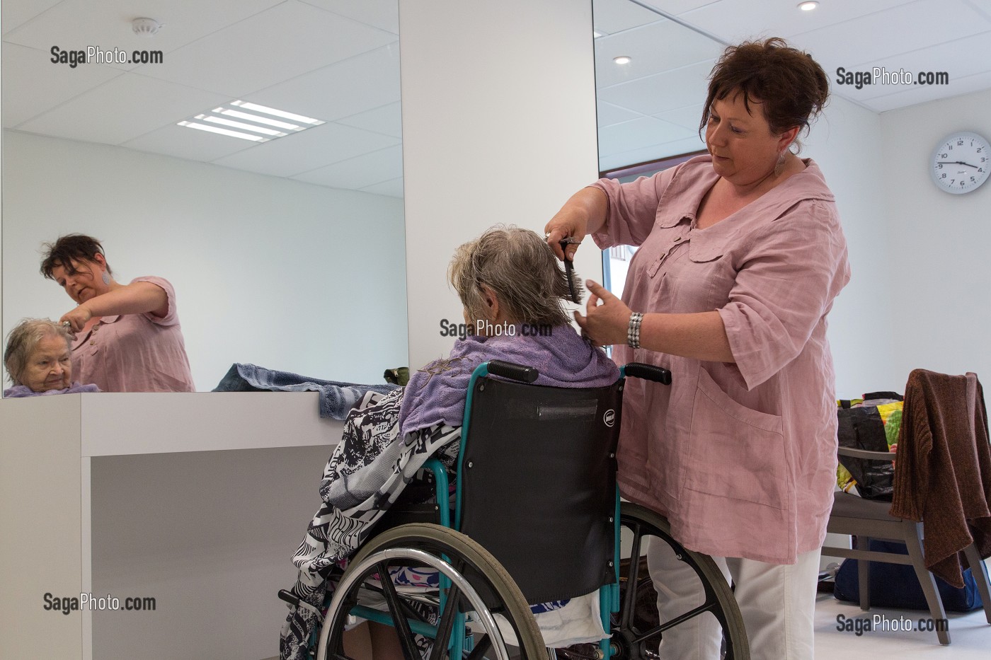 COIFFEUSE ET RESIDENTES DANS LE SALON DE COIFFURE ET ESTHETIQUE DE L'EHPAD ANDRE COUTURIER, ETABLISSEMENT PUBLIC DU SUD DE L'EURE, HEBERGEMENT POUR PERSONNES AGEES INDEPENDANTES, RUGLES, EURE (27), FRANCE 