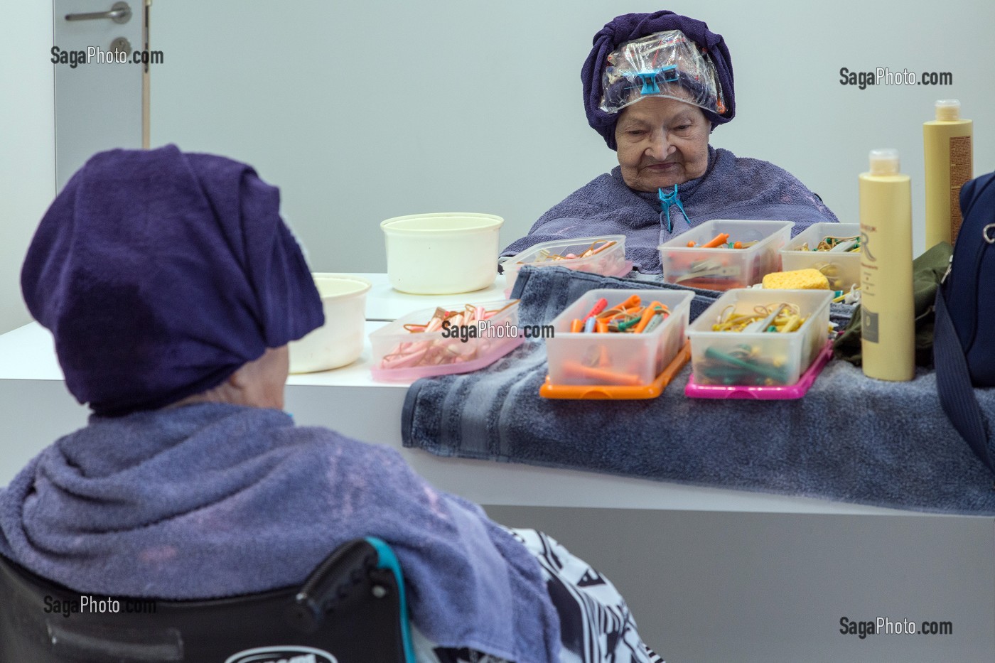 RESIDENTES DANS LE SALON DE COIFFURE ET ESTHETIQUE DE L'EHPAD ANDRE COUTURIER, ETABLISSEMENT PUBLIC DU SUD DE L'EURE, HEBERGEMENT POUR PERSONNES AGEES INDEPENDANTES, RUGLES, EURE (27), FRANCE 