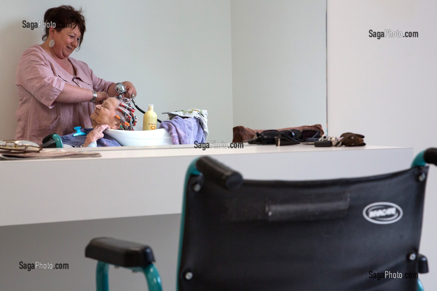 COIFFEUSE ET RESIDENTES DANS LE SALON DE COIFFURE ET ESTHETIQUE DE L'EHPAD ANDRE COUTURIER, ETABLISSEMENT PUBLIC DU SUD DE L'EURE, HEBERGEMENT POUR PERSONNES AGEES INDEPENDANTES, RUGLES, EURE (27), FRANCE 