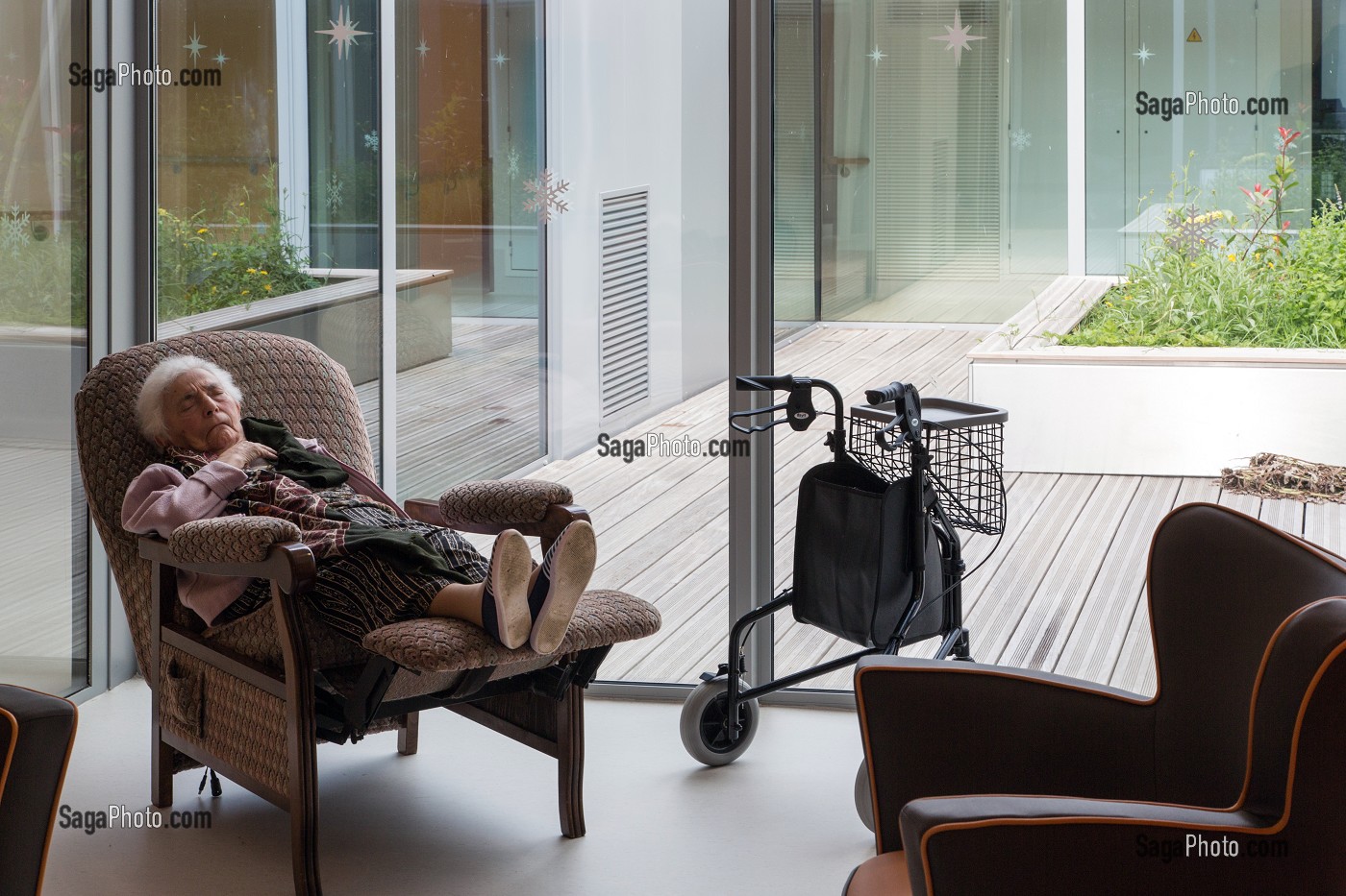 REPOS DANS LE SALON DE DETENTE DE L'EHPAD ANDRE COUTURIER, ETABLISSEMENT PUBLIC DU SUD DE L'EURE, HEBERGEMENT POUR PERSONNES AGEES INDEPENDANTES, RUGLES, EURE (27), FRANCE 