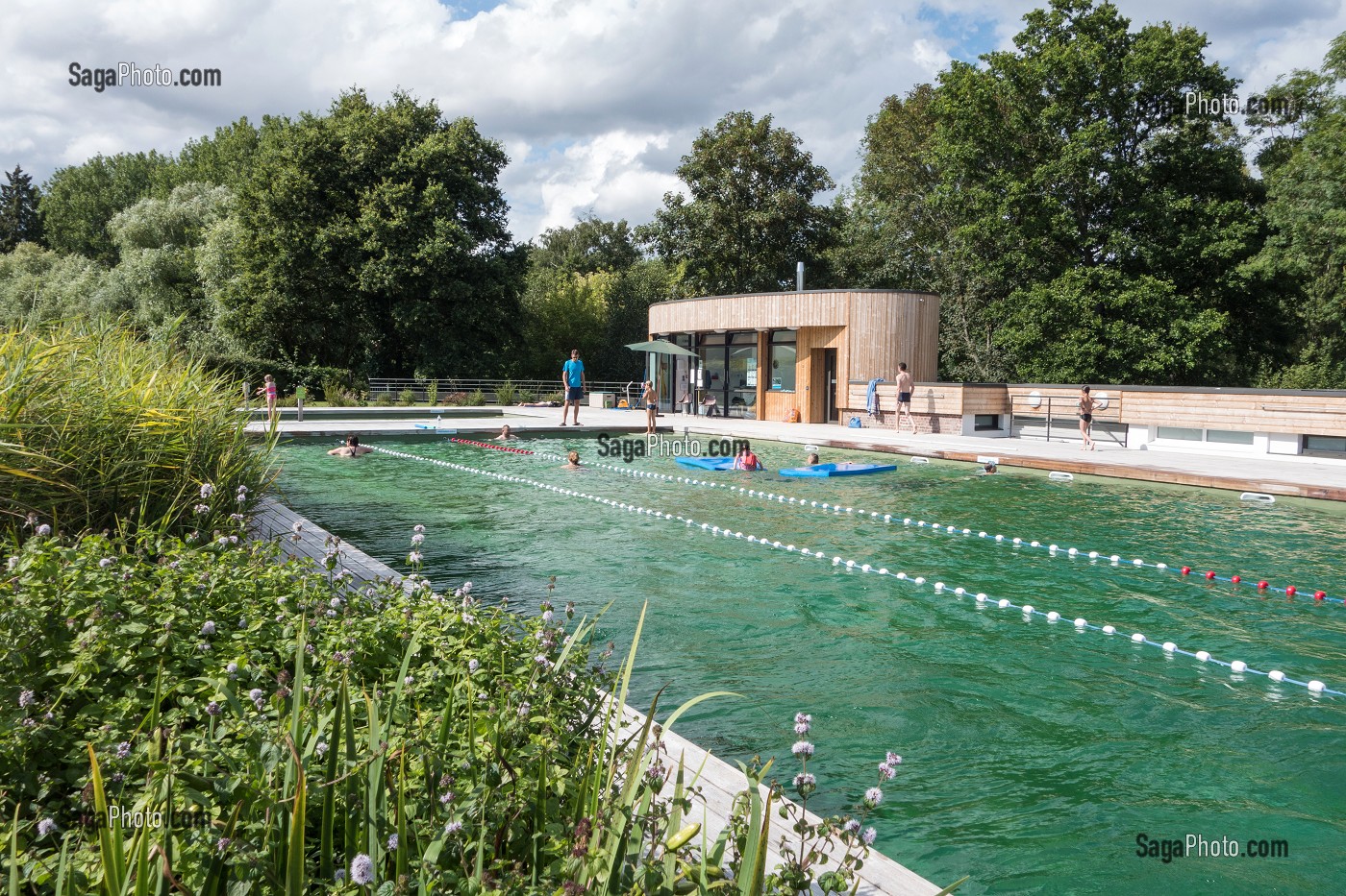PISCINE CANTONALE AVEC SON BASSIN DE BAIGNADE BIOLOGIQUE ET ECOLOGIQUE AVEC FILTRATION NATURELLE PAR LES PLANTES AQUATIQUES ET CHAUFFAGE SOLAIRE, VILLE DE RUGLES (27), FRANCE 