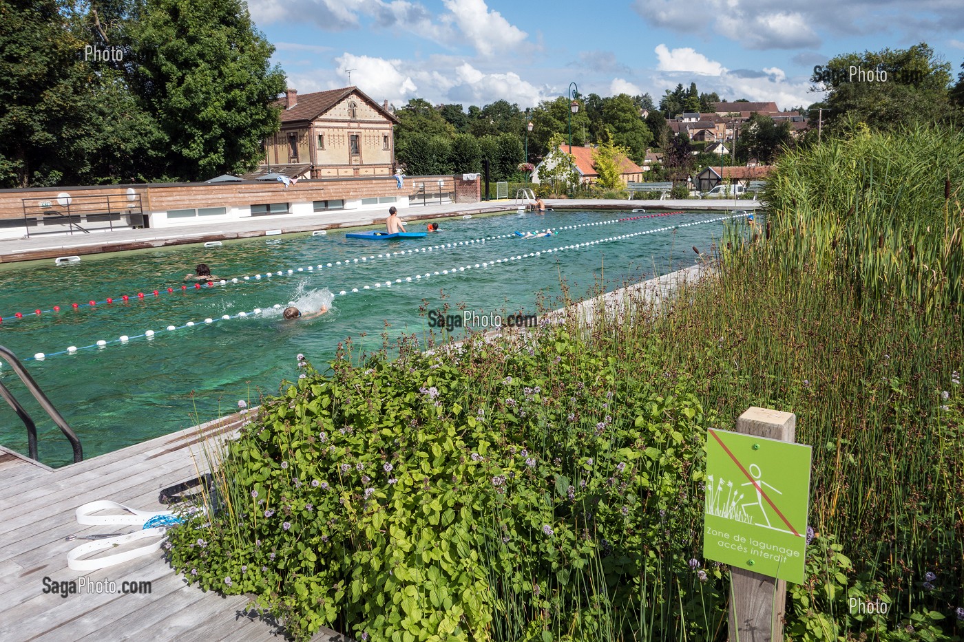 PISCINE CANTONALE AVEC SON BASSIN DE BAIGNADE BIOLOGIQUE ET ECOLOGIQUE AVEC FILTRATION NATURELLE PAR LES PLANTES AQUATIQUES ET CHAUFFAGE SOLAIRE, VILLE DE RUGLES (27), FRANCE 