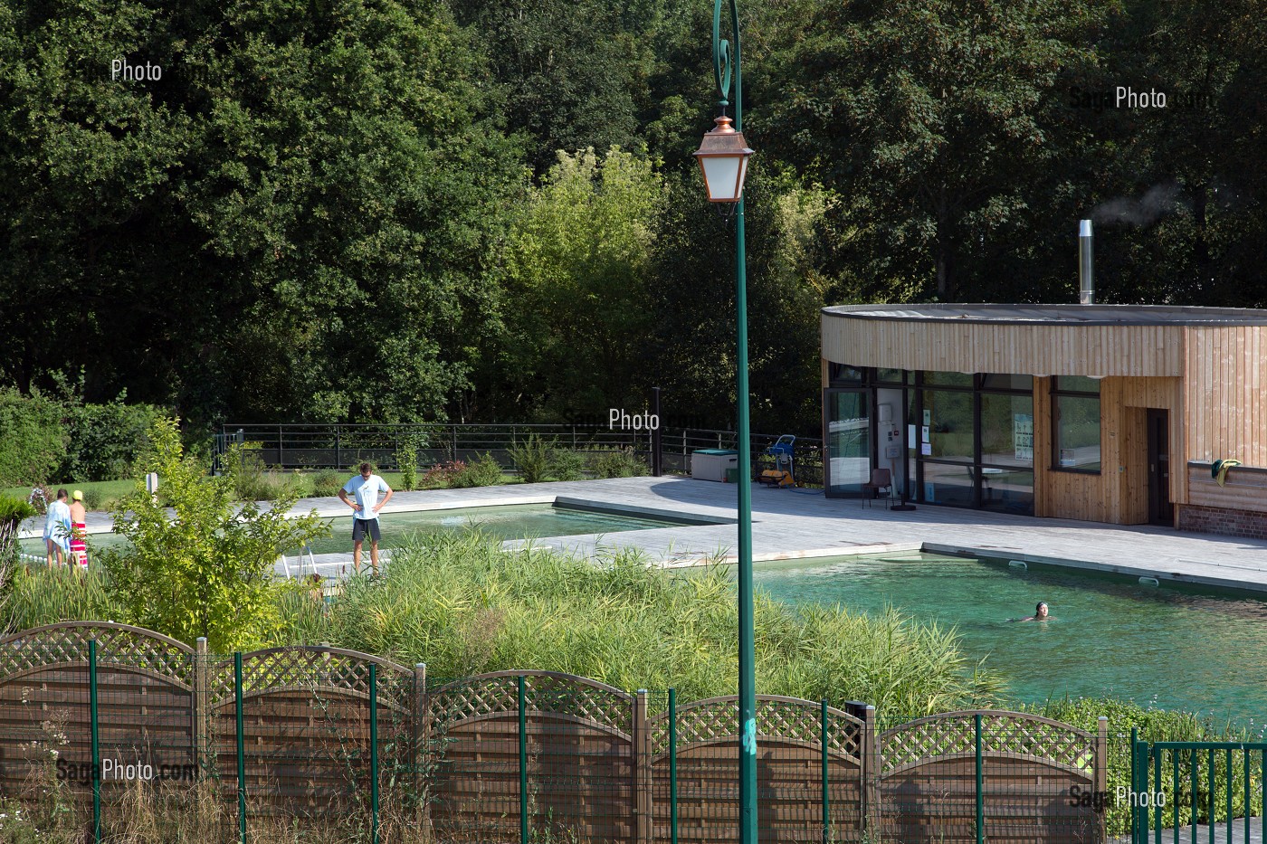 PISCINE CANTONALE AVEC SON BASSIN DE BAIGNADE BIOLOGIQUE ET ECOLOGIQUE AVEC FILTRATION NATURELLE PAR LES PLANTES AQUATIQUES ET CHAUFFAGE SOLAIRE, VILLE DE RUGLES (27), FRANCE 