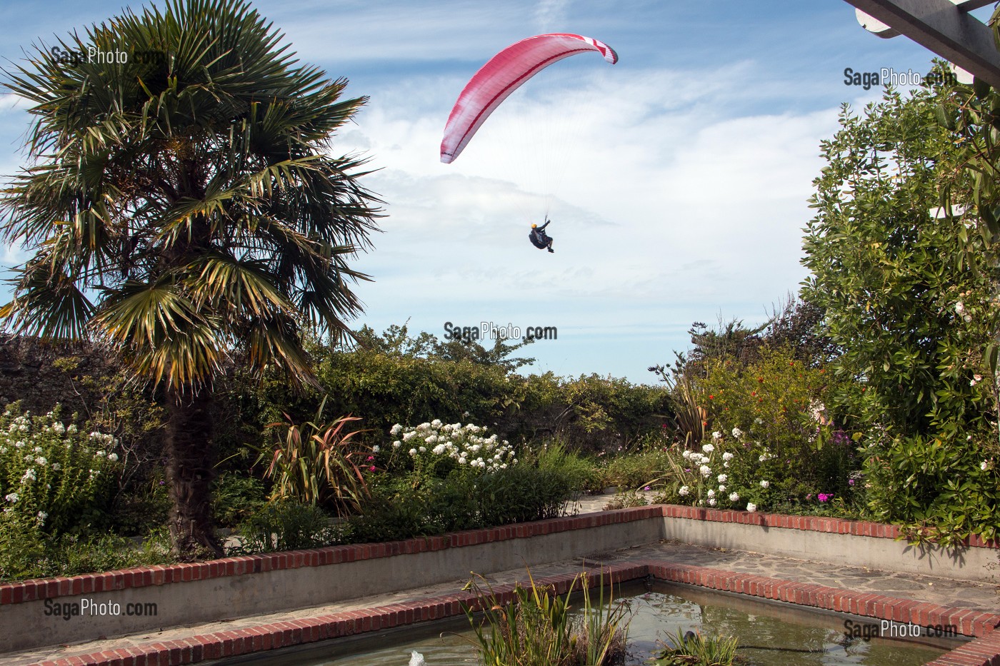 PARAPENTE AU-DESSUS DU JARDIN DU MUSEE CHRISTIAN DIOR, LA VILLA 'LES RHUMBS' MAISON DES ILLUSTRES, GRANVILLE, MANCHE (50), FRANCE 