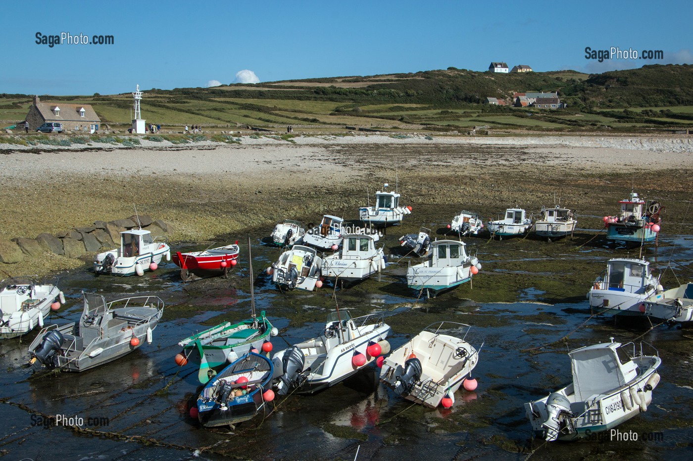 BATEAUX DANS LE PORT DE GOURY A MAREE BASSE, MANCHE (50), FRANCE 