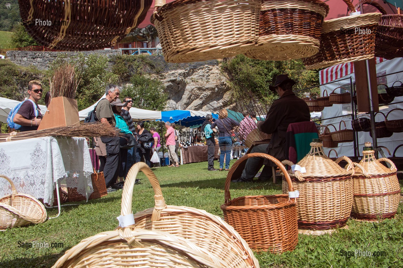 LA VANNERIE ET LES PANIERS EN OSIERS, FETE DES PAYSANS ET ARTISANS, ENTREMONT-LE-VIEUX, SAVOIE (73), FRANCE 