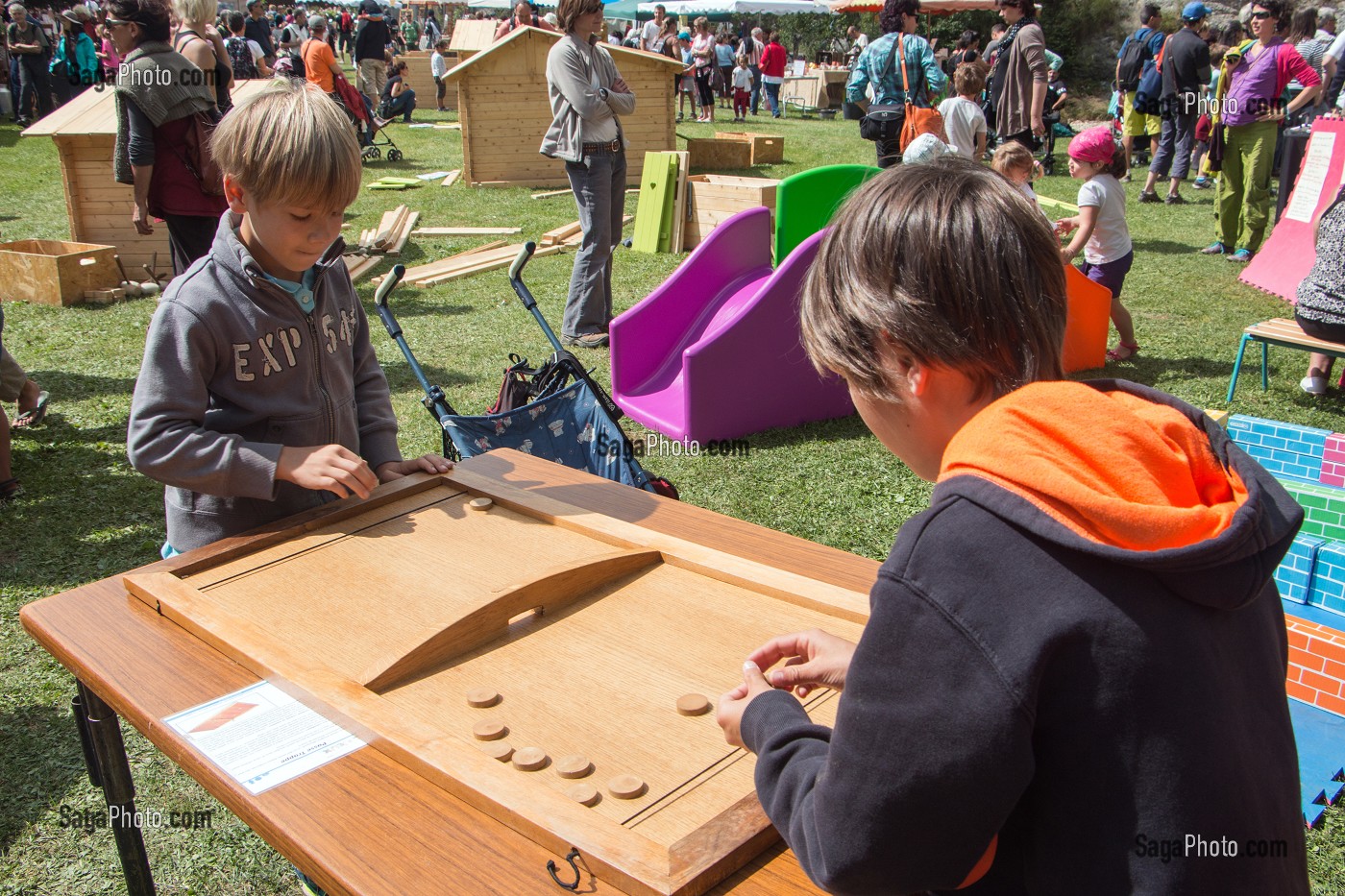 LE PASSE-TRAPPE, JEU TRADITIONNEL EN BOIS, FETE DES PAYSANS ET ARTISANS, ENTREMONT-LE-VIEUX, SAVOIE (73), FRANCE 