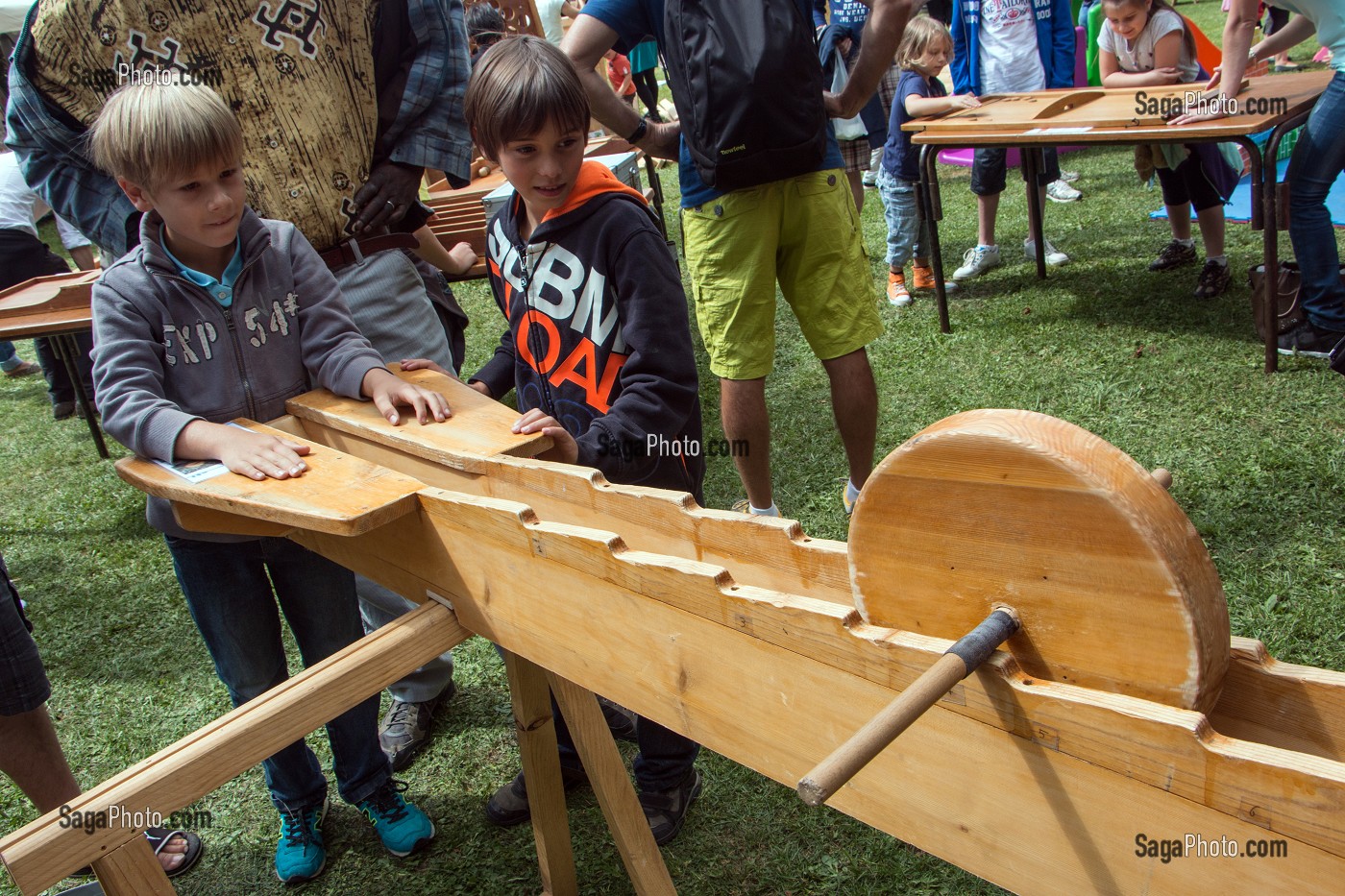 LA ROUE DE LA MEULE, JEU TRADITIONNEL EN BOIS D'AUTREFOIS, FETE DES PAYSANS ET ARTISANS, ENTREMONT-LE-VIEUX, SAVOIE (73), FRANCE 