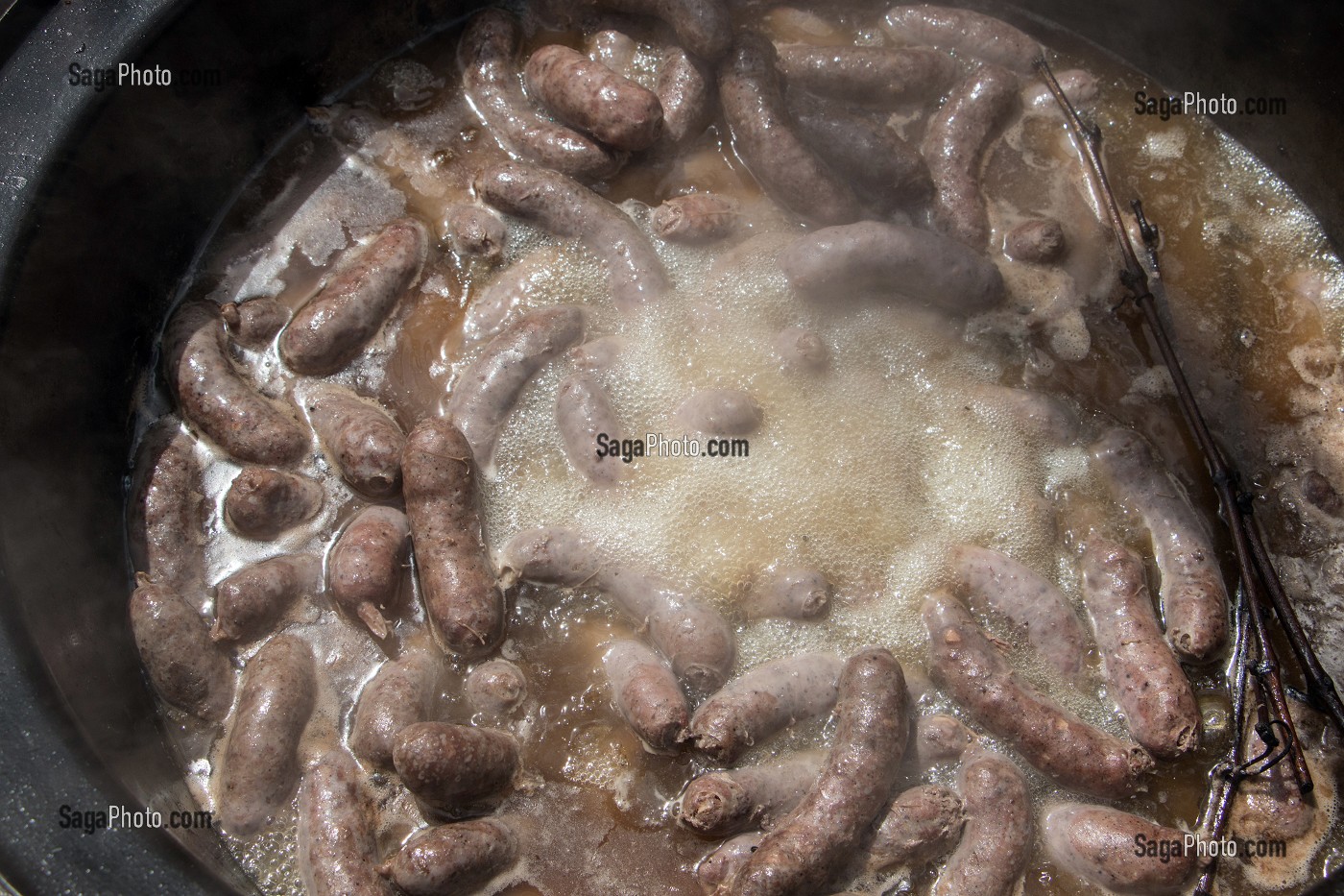 CHAUDRON POUR LA CUISSON DES DIOTS, SAUCISSES SAVOYARDES, FETE DES PAYSANS ET ARTISANS, ENTREMONT-LE-VIEUX, SAVOIE (73), FRANCE 
