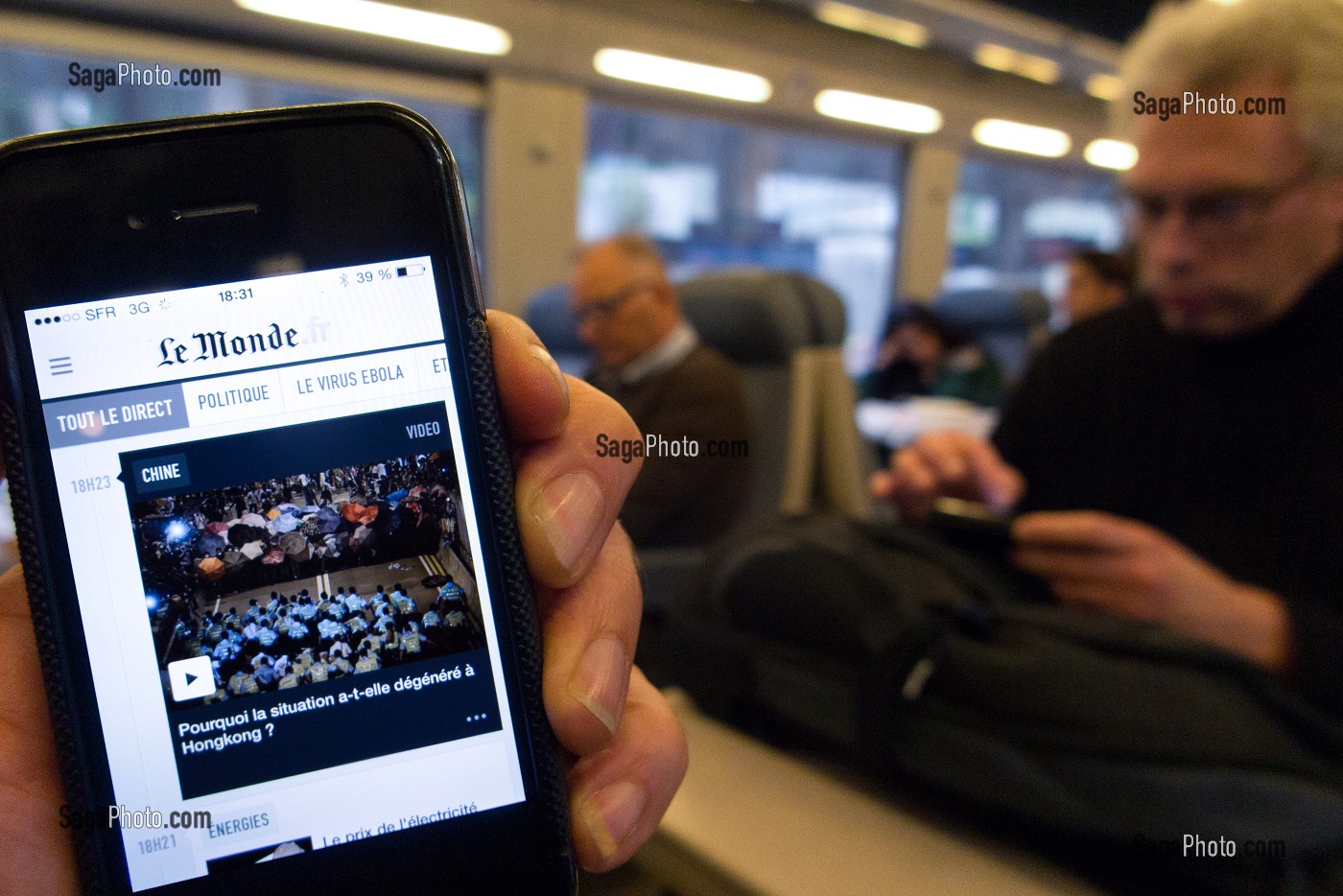 LE MONDE.FR JOURNAL QUOTIDIEN D'ACTUALITES, APPLICATION DE PRESSE EN LIGNE SUR TELEPHONE PORTABLE (IPHONE) DANS UN TRAIN 