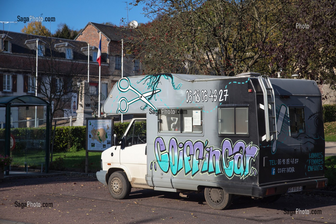 CAMPING CAR TRANSFORME EN COIFFIN CAR, COIFFEUR AMBULANT, VILLAGE DE GLOS, CALVADOS (14), FRANCE 