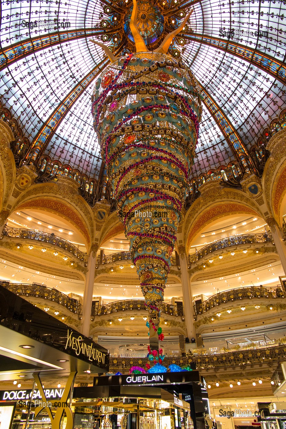 INTERIEUR DES GALERIES LAFAYETTE AVEC LES BOUTIQUES DE LUXES ET PARFUMS SOUS LA GRANDE COUPOLE VITREE, PARIS (75), FRANCE 