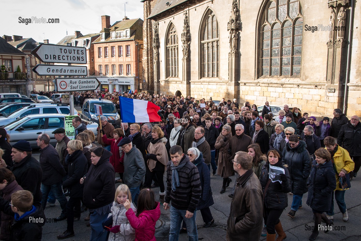 GENDARMERIE ET RASSEMBLEMENT ET MARCHE SILENCIEUSE CONTRE LE TERRORISME EN PROVINCE, A LA MEMOIRE DES VICTIMES DE CHARLIE HEBDO, PLUS DE 2000 PERSONNES SOIT 20 POUR CENT DE LA POPULATION DU VILLAGE, L'AIGLE, ORNE (61), FRANCE 