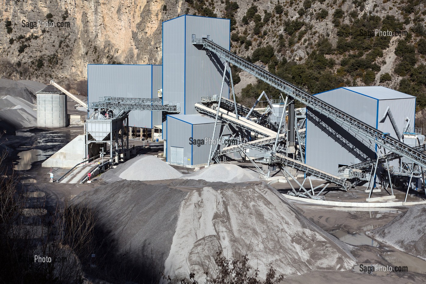 USINE DE PRODUCTION DE GRANULATS POUR LE CIMENT ET LE BETON, SOCIETE VICAT, LA COURBAISSE, (06) ALPES-MARITIMES, PACA, FRANCE 