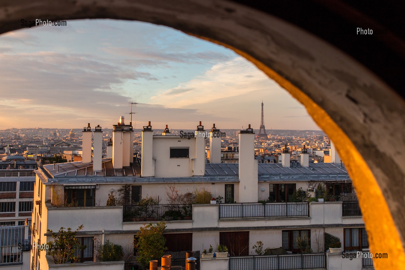 TOITS ET CHEMINEES DE PARIS, QUARTIER DES ABBESSES PRES DU SACRE COEUR, RUE VERON, PARIS (75), FRANCE 