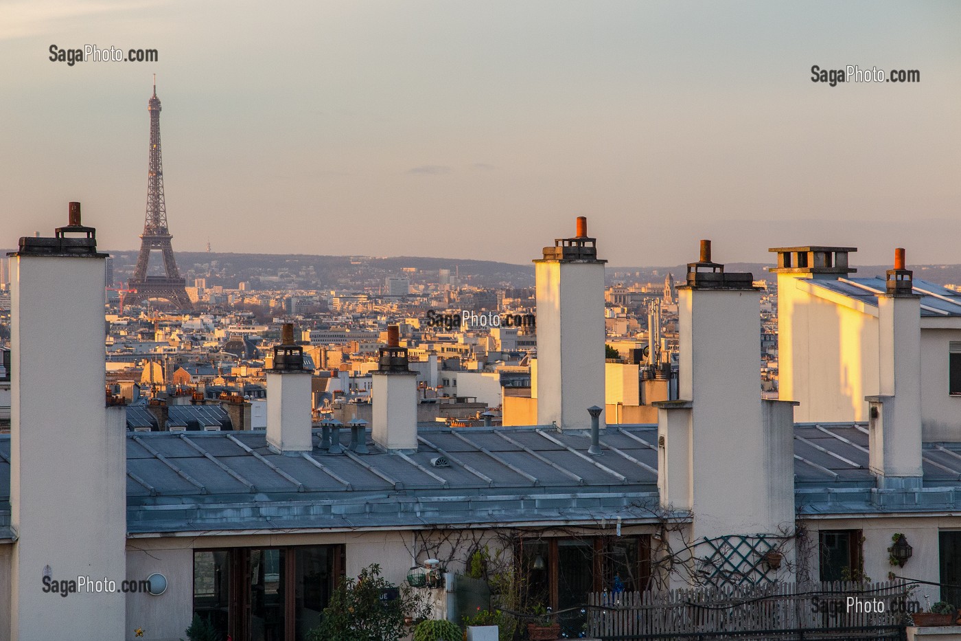 TOITS ET CHEMINEES DE PARIS AVEC LA TOUR EIFFEL, QUARTIER DES ABBESSES, RUE VERON, PARIS (75), FRANCE 