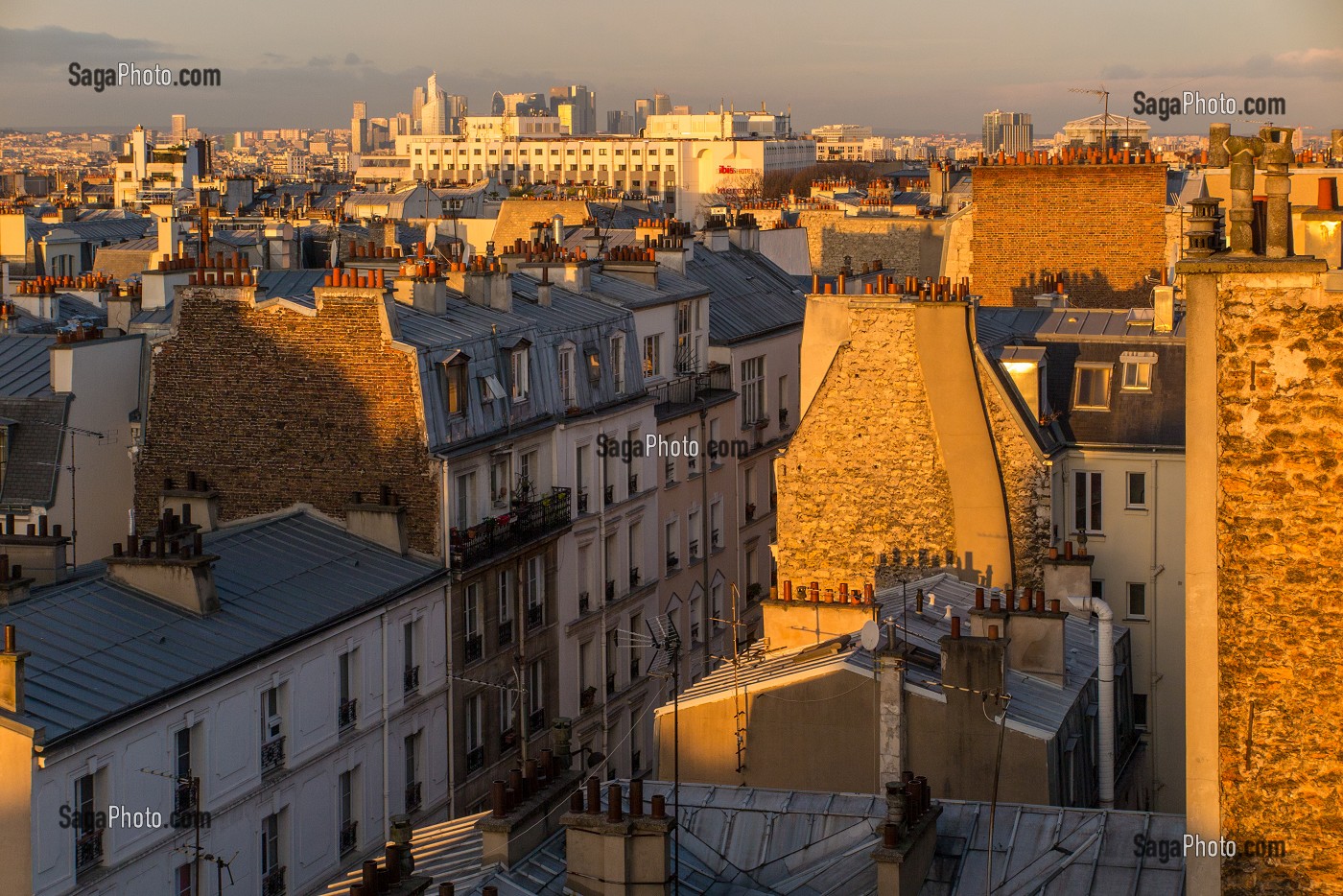 TOITS ET CHEMINEES DE PARIS, QUARTIER DES ABBESSES PRES DU SACRE COEUR, RUE VERON, PARIS (75), FRANCE 