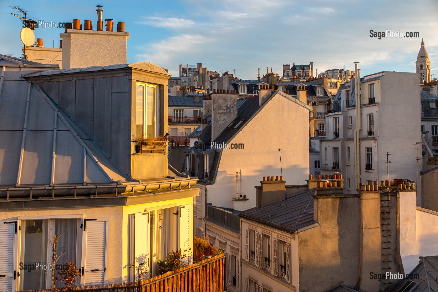 TOITS ET CHEMINEES DE PARIS, QUARTIER DES ABBESSES PRES DU SACRE COEUR, RUE VERON, PARIS (75), FRANCE 