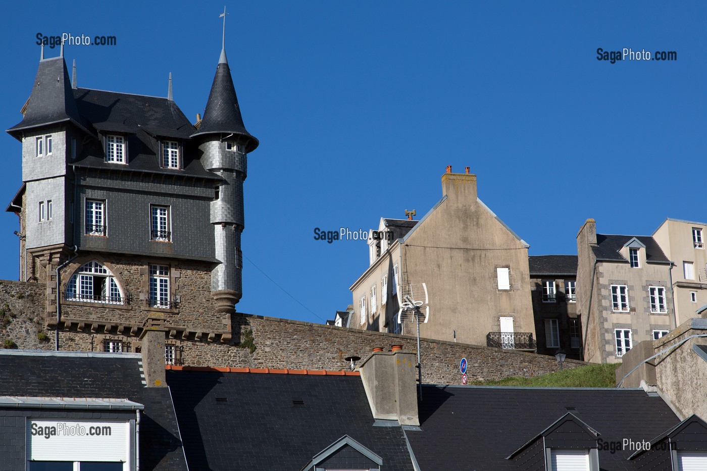 MAISON EN ARDOISE SUR LES REMPARTS, GRANVILLE (50), FRANCE 