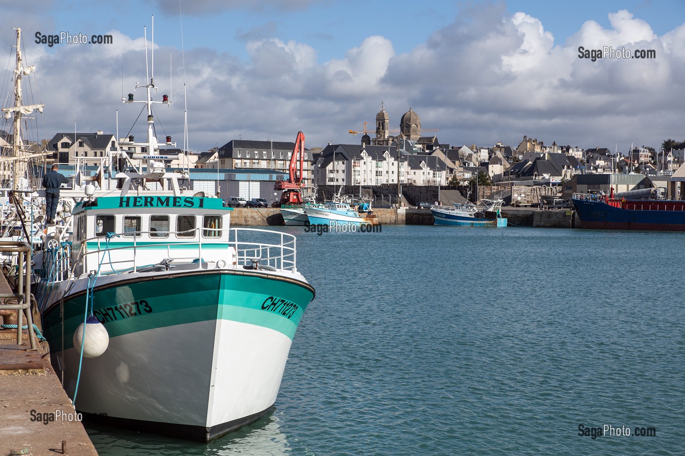 BATEAUX DE PECHE SUR LE BASSIN A FLOT DU PORT AVEC LA VILLE FORTIFIEE ET L'EGLISE NOTRE-DAME, GRANVILLE (50), FRANCE 