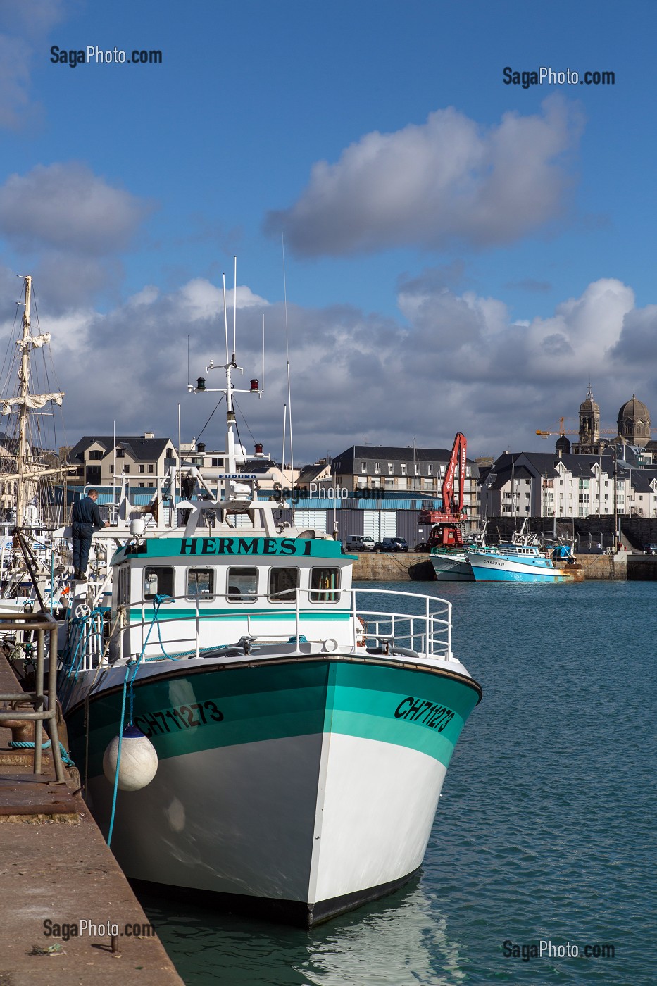 BATEAUX DE PECHE SUR LE BASSIN A FLOT DU PORT AVEC LA VILLE FORTIFIEE ET L'EGLISE NOTRE-DAME, GRANVILLE (50), FRANCE 