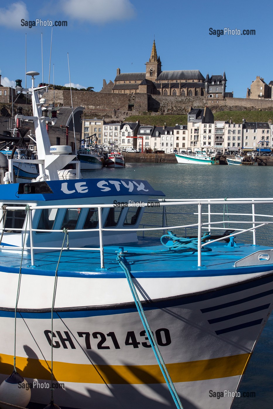 BATEAUX DE PECHE SUR LE BASSIN A FLOT DU PORT AVEC LA VILLE FORTIFIEE ET L'EGLISE NOTRE-DAME, GRANVILLE (50), FRANCE 