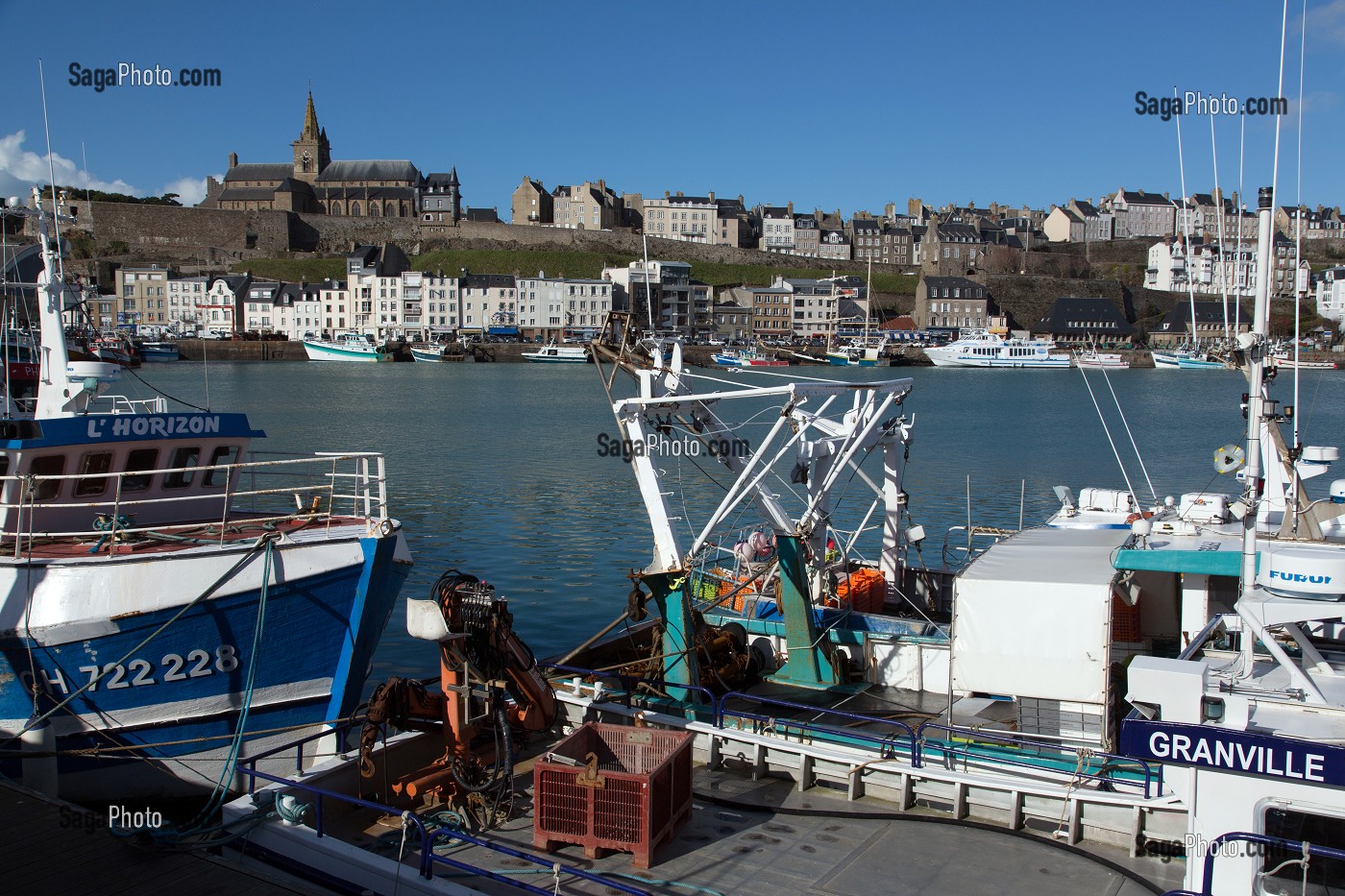 BATEAUX DE PECHE SUR LE BASSIN A FLOT DU PORT AVEC LA VILLE FORTIFIEE ET L'EGLISE NOTRE-DAME, GRANVILLE (50), FRANCE 