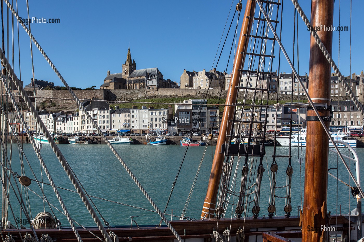 VIEUX GREEMENTS (VOILIER TERRE-NEUVIER LE MARITE) A QUAI SUR LE BASSIN A FLOT DU PORT, VILLE FORTIFIEE ET L'EGLISE NOTRE-DAME, GRANVILLE (50), FRANCE 