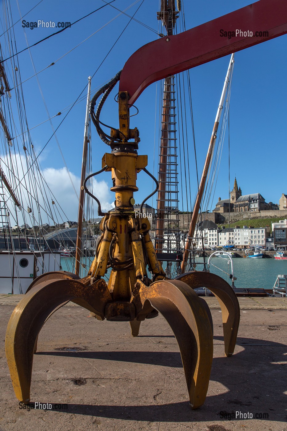 GRUE SUR LE PORT DE PECHE, GRANVILLE (50), FRANCE 