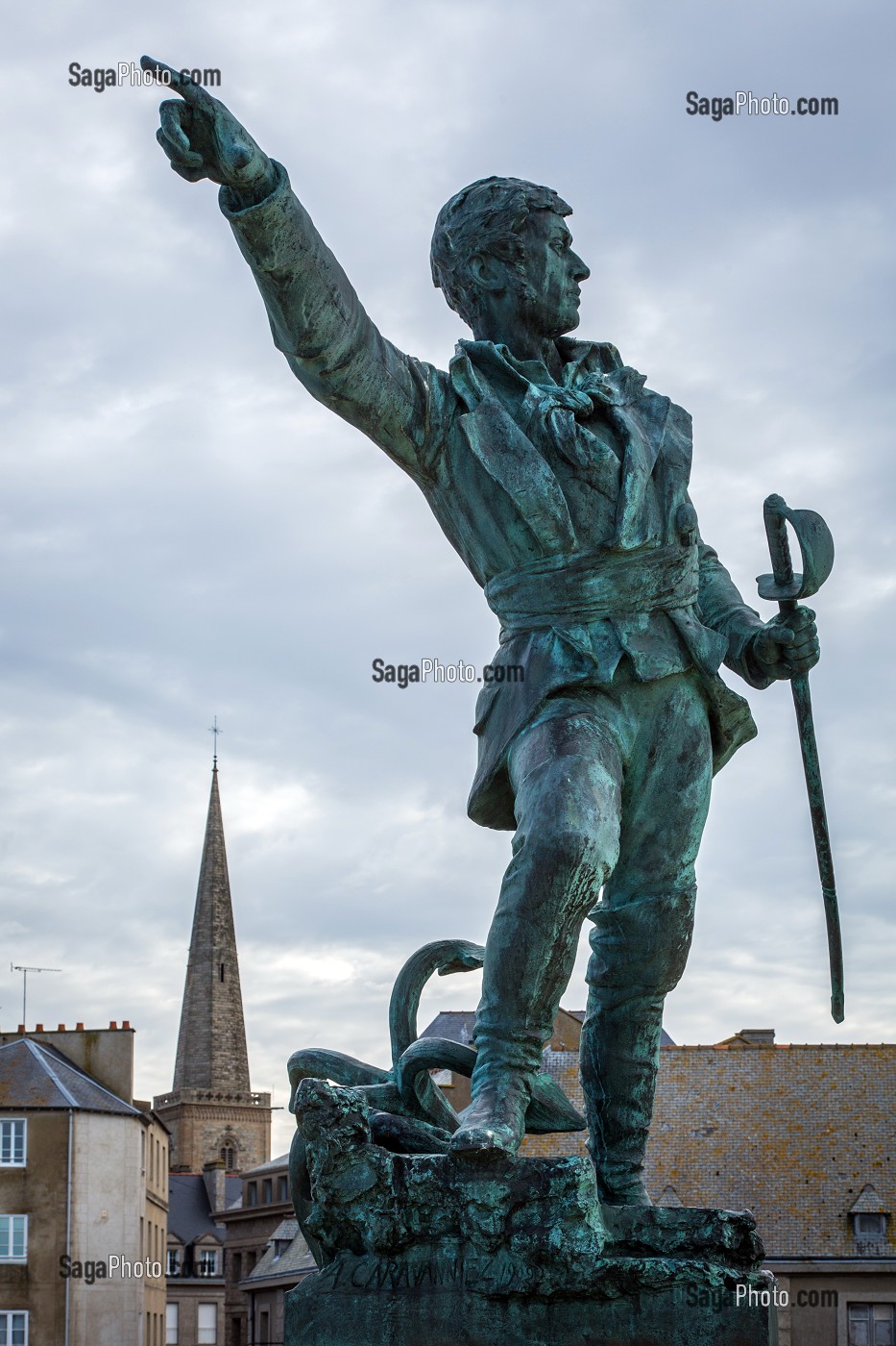 STATUE DE ROBERT SURCOUF (1773-1827) SUR LES REMPARTS DE LA VILLE FORTIFIEE, SAINT-MALO (35), FRANCE 