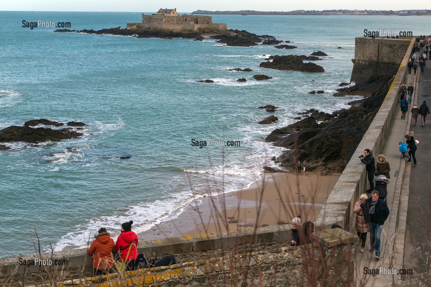 BALADE SUR LES REMPARTS DE LA VILLE FORTIFIEE AVEC LE FORT NATIONAL, SAINT-MALO (35), FRANCE 