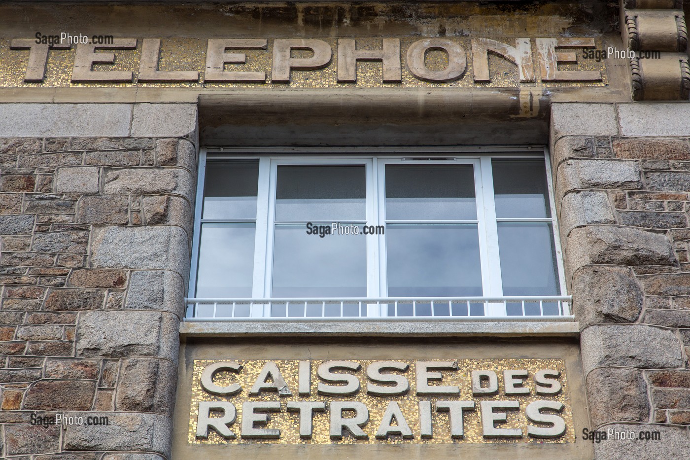 FACADE DE IMMEUBLE DE LA POSTE STYLE ART DECO (TELEPHONE, CAISSE DES RETRAITES, CHEQUES POSTAUX, CAISSE D'EPARGNE), SAINT-MALO (35), FRANCE 