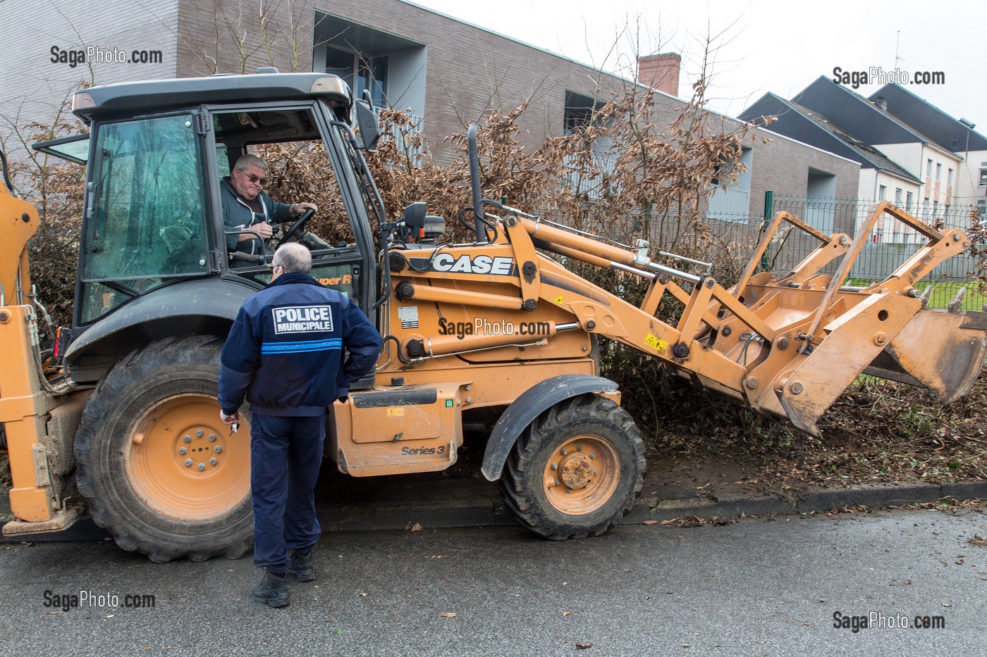 POLICIER MUNICIPAL DEVANT LE TRACTOPELLE POUR L'ARRACHAGE D'UNE HAIE, VILLE DE RUGLES (27), FRANCE 