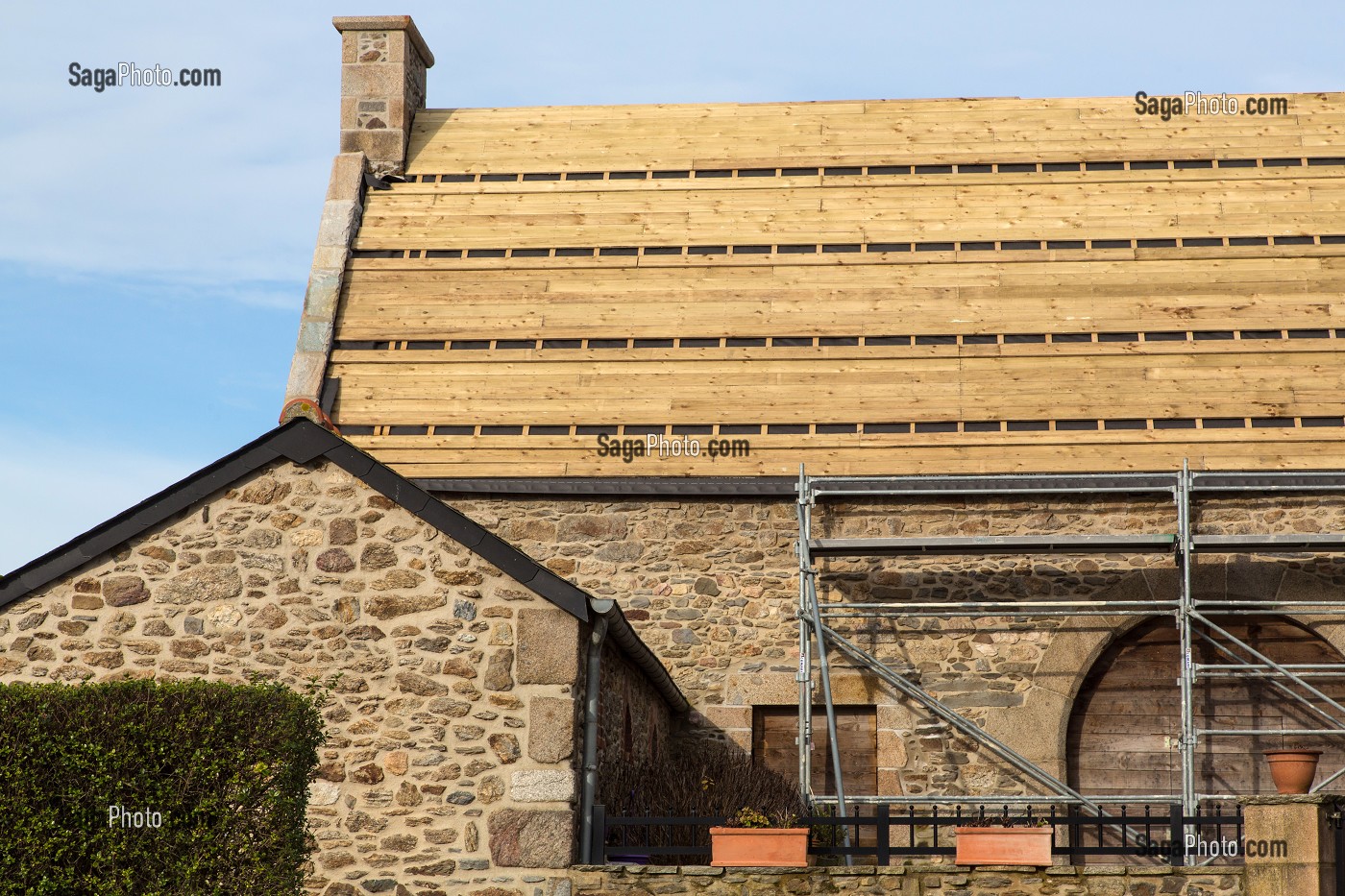 TRAVAUX D'ISOLATION DE COUVERTURE SUR UNE MAISON PARTICULIERE, SAINT-MALO (35), FRANCE 