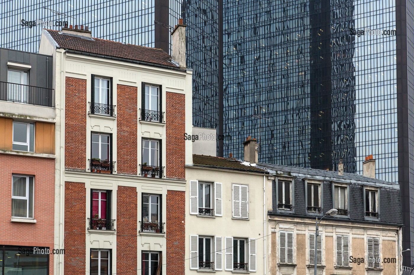 CONTRASTE ENTRE PETITS IMMEUBLES ANCIENS DU CENTRE VILLE ET LES TOURS MERCURIALES MODERNES, POLE GALLIENI, CENTRE-VILLE DE BAGNOLET (93), FRANCE 