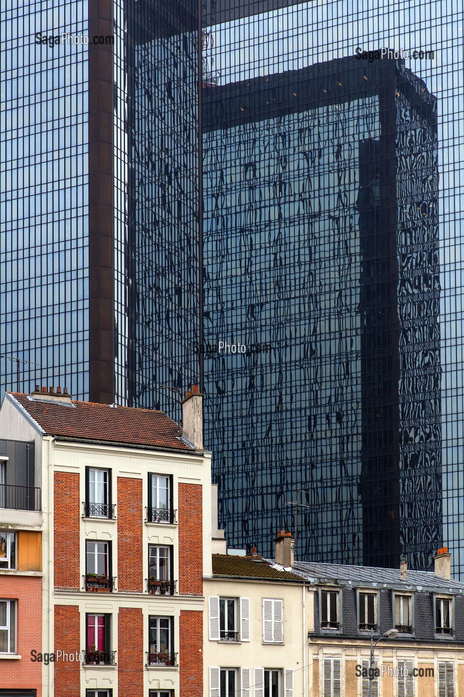 CONTRASTE ENTRE PETITS IMMEUBLES ANCIENS DU CENTRE VILLE ET LES TOURS MERCURIALES MODERNES, POLE GALLIENI, CENTRE-VILLE DE BAGNOLET (93), FRANCE 