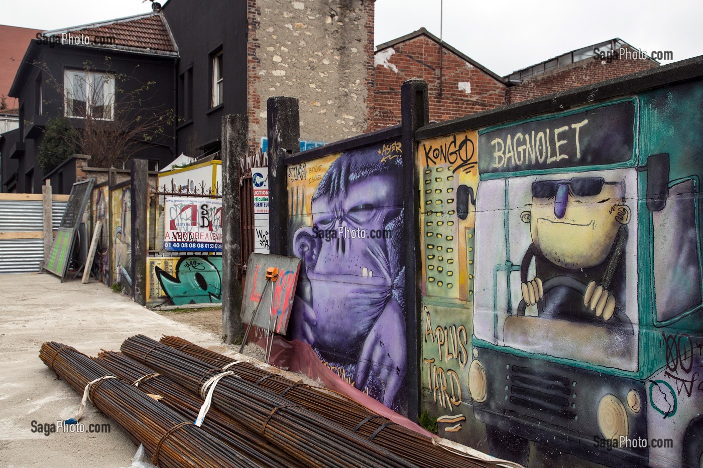 TAGS URBAINS SUR UN MUR DE CHANTIER, PROJET DE RENOVATION URBAINE DU CENTRE-VILLE, POLE GALLIENI, BAGNOLET (93), FRANCE 