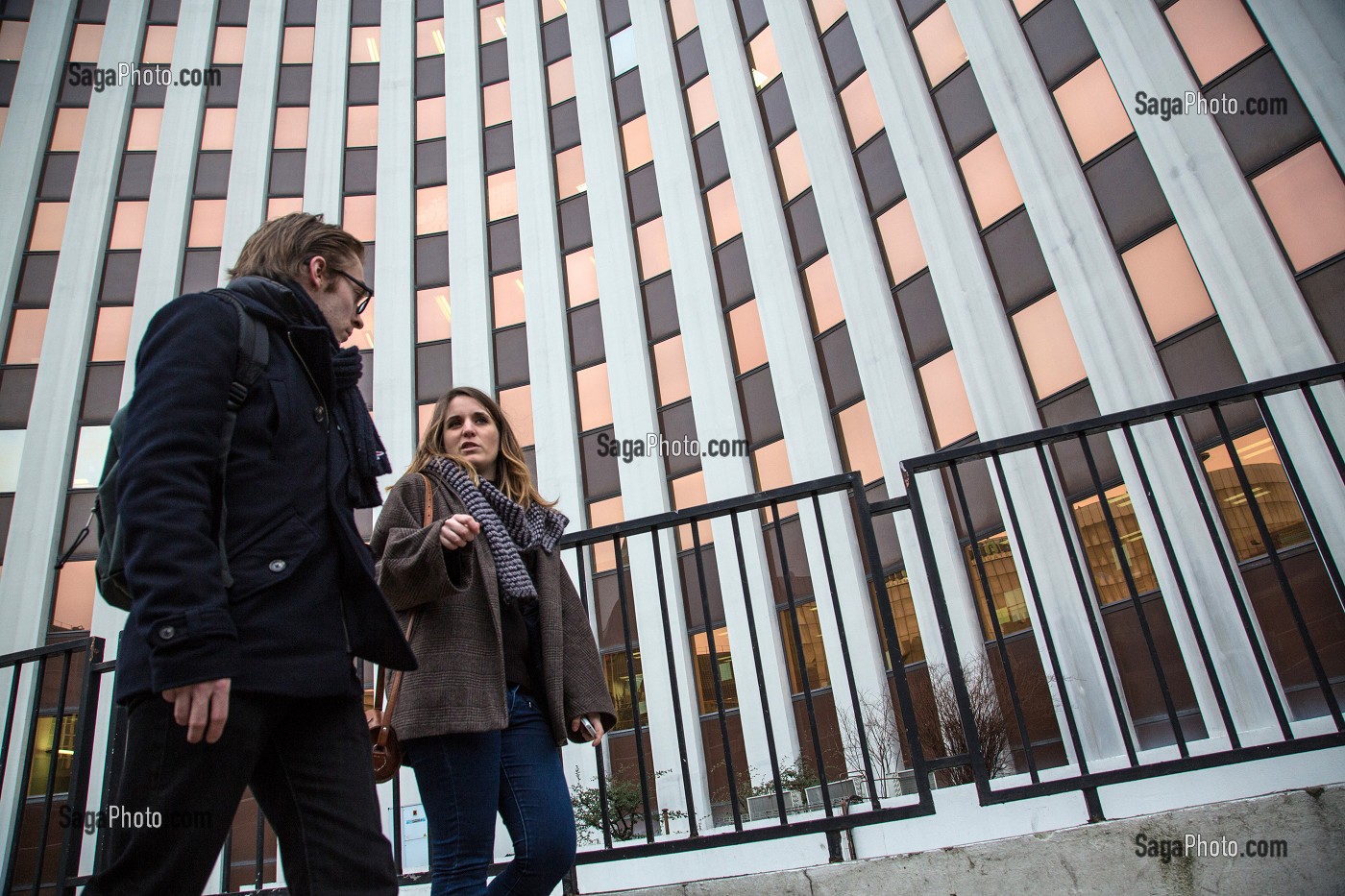 VISITE DU POLE GALLIENI, CORENTIN GREUEZ, MARIE MANAS DEVANT UN IMMEUBLE MODERNE, ERGAPOLIS SAISON 5, BAGNOLET (93), FRANCE 