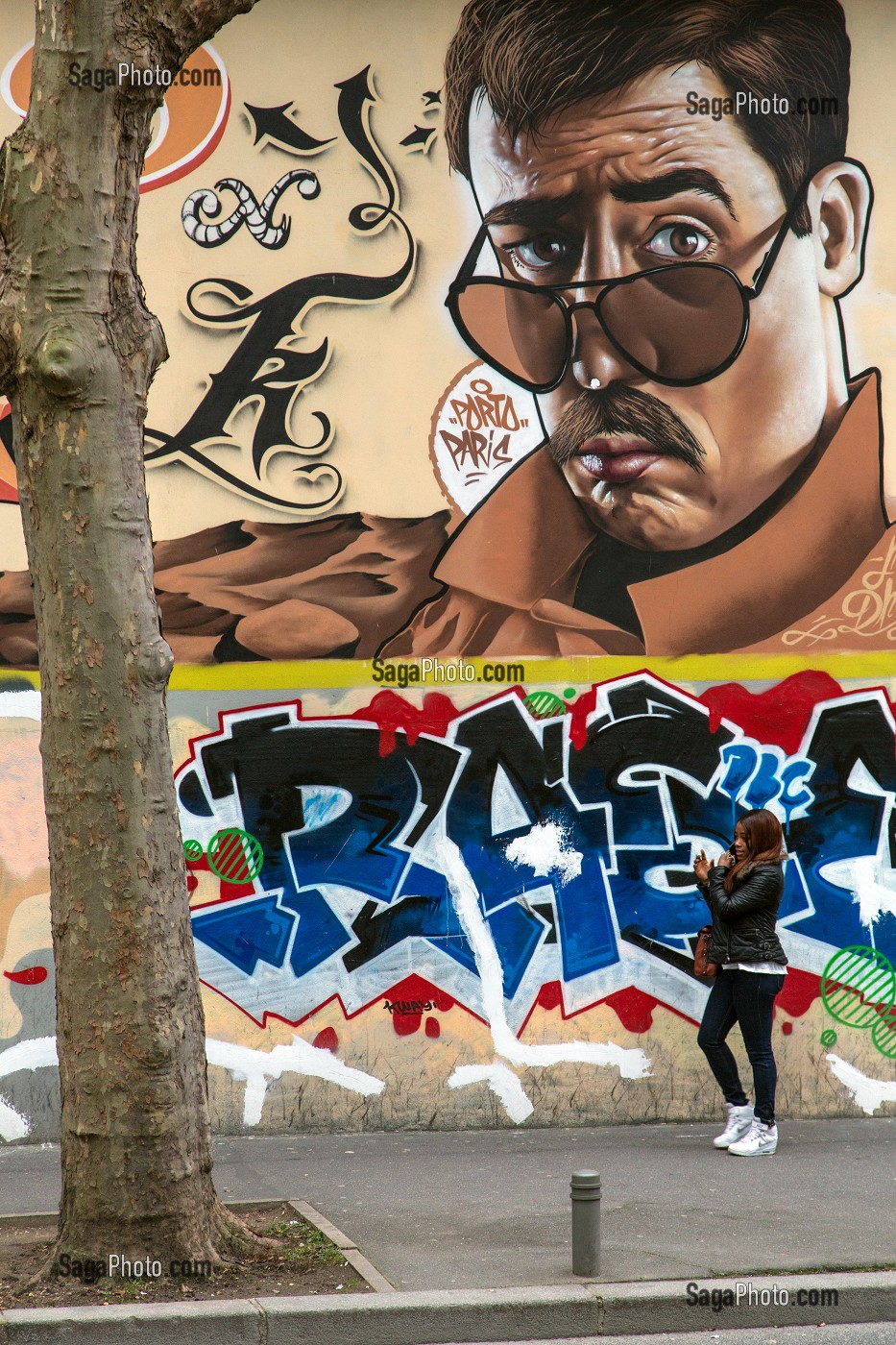 JEUNE FEMME SOUS UN TAGS URBAINS MODERNE, QUARTIER DE L'ECHANGEUR AUTOROUTIER, POLE GALLIENI, BAGNOLET (93), FRANCE 