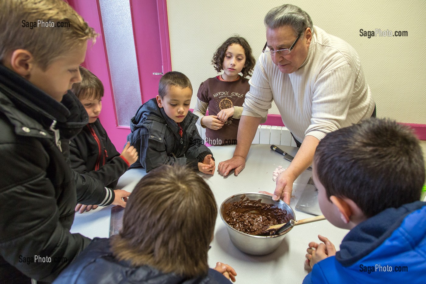 ACTIVITE PATISSERIE AVEC FABRIQUE DE GATEAUX EN CHOCOLAT, TEMPS D'ACTIVITE PERISCOLAIRE (TAP), ECOLE PRIMAIRE DE RUGLES (27), FRANCE 