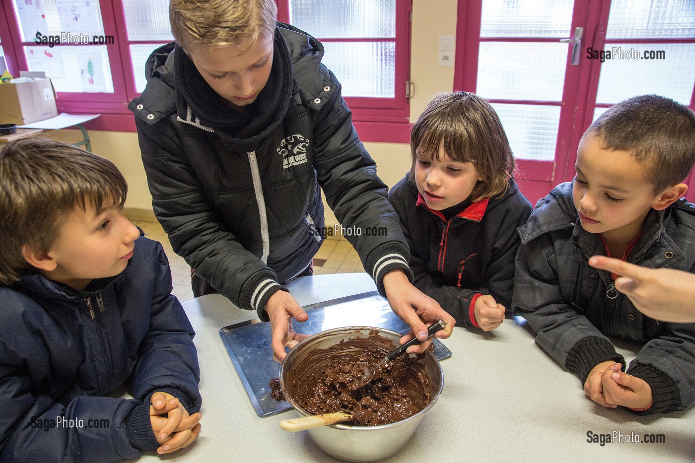 ACTIVITE PATISSERIE AVEC FABRIQUE DE GATEAUX EN CHOCOLAT, TEMPS D'ACTIVITE PERISCOLAIRE (TAP) ECOLE PRIMAIRE DE RUGLES (27), FRANCE 