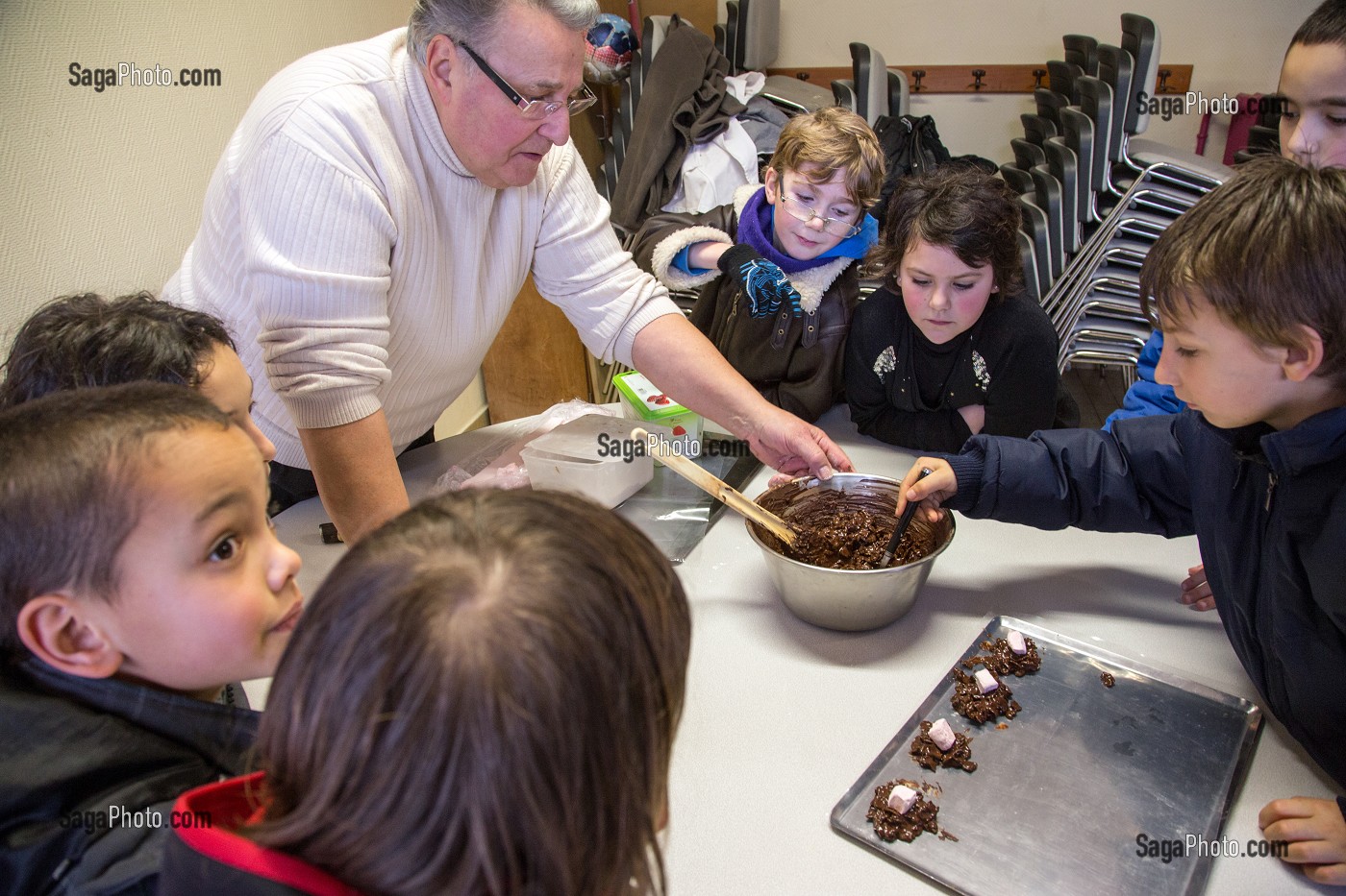 ACTIVITE PATISSERIE AVEC FABRIQUE DE GATEAUX EN CHOCOLAT, TEMPS D'ACTIVITE PERISCOLAIRE (TAP), ECOLE PRIMAIRE DE RUGLES (27), FRANCE 