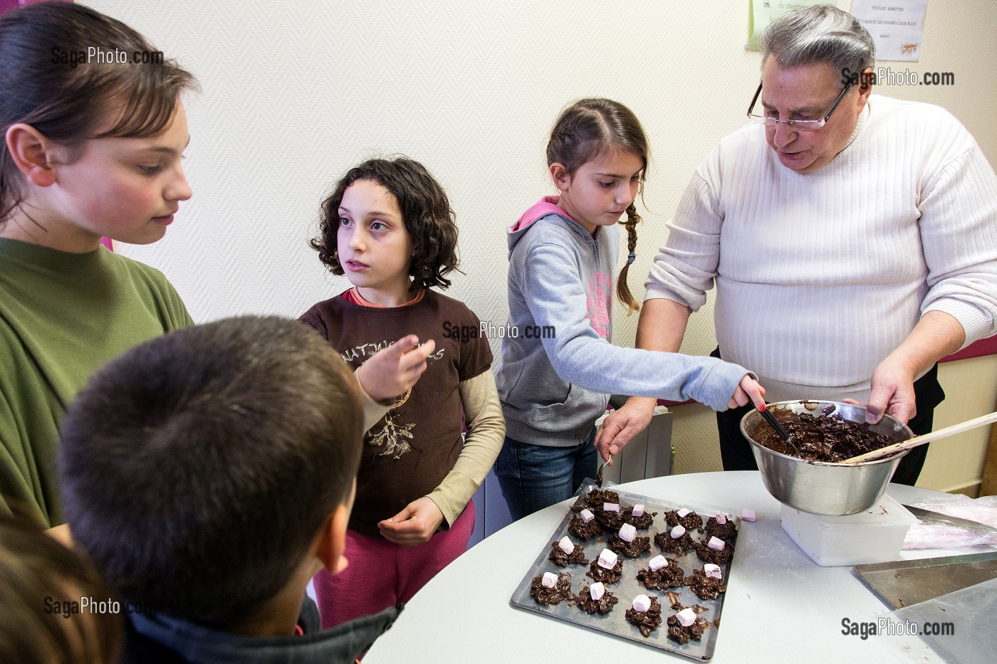 ACTIVITE PATISSERIE AVEC FABRIQUE DE GATEAUX EN CHOCOLAT, TEMPS D'ACTIVITE PERISCOLAIRE (TAP), ECOLE PRIMAIRE DE RUGLES (27), FRANCE 