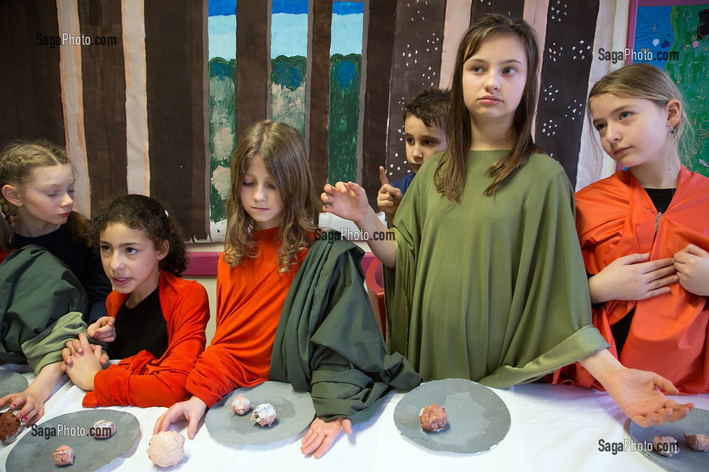 ACTIVITE ARTISTIQUE (PHOTOGRAPHIE) AVEC REPRODUCTION DE LA CENE (REPAS DE JESUS AVEC LES APOTRES) AVEC LES ENFANTS, TEMPS D'ACTIVITE PERISCOLAIRE (TAP), ECOLE PRIMAIRE DE RUGLES (27), FRANCE 