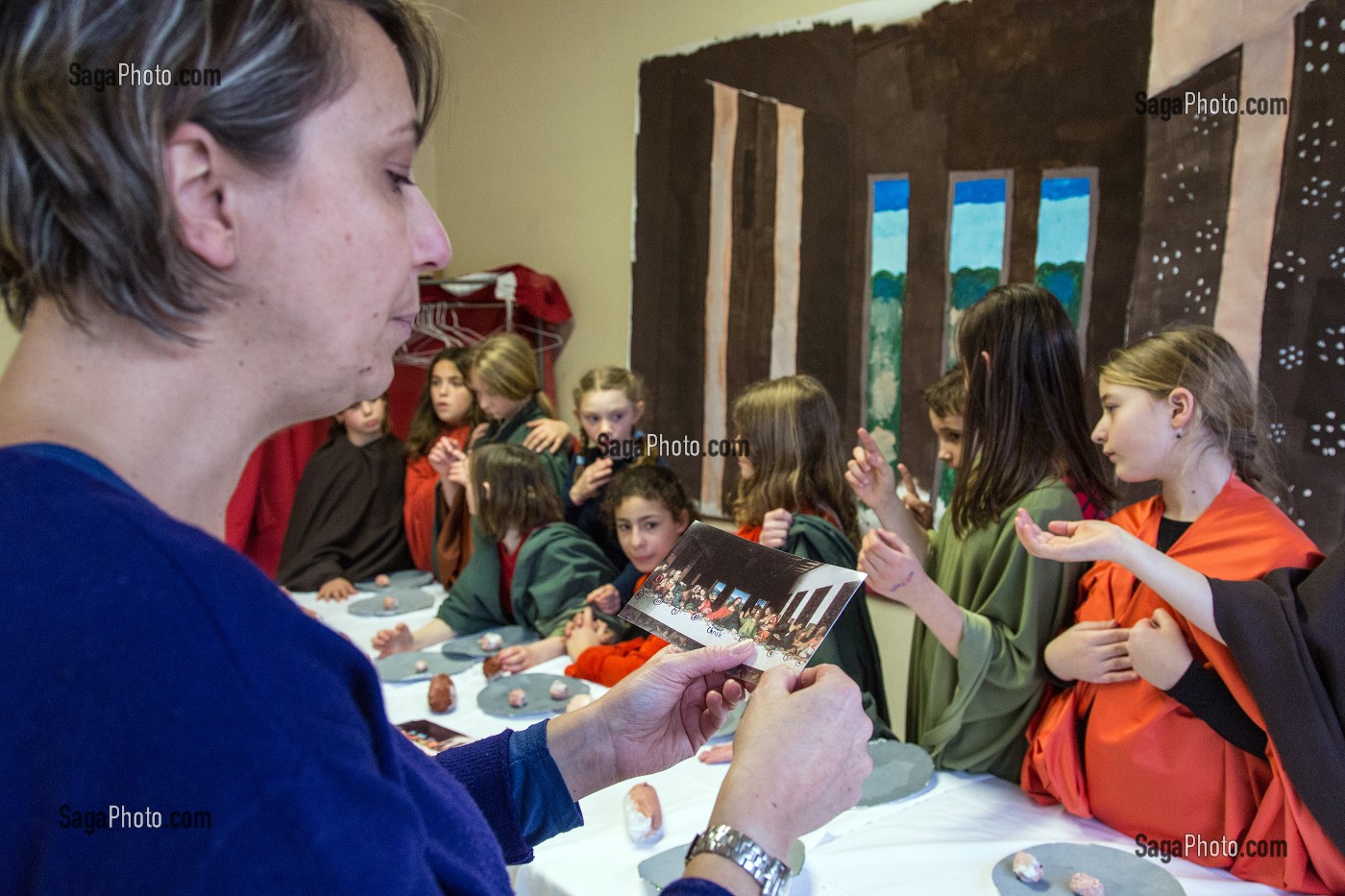 ACTIVITE ARTISTIQUE (PHOTOGRAPHIE) AVEC REPRODUCTION DE LA CENE (REPAS DE JESUS AVEC LES APOTRES) AVEC LES ENFANTS, TEMPS D'ACTIVITE PERISCOLAIRE (TAP), ECOLE PRIMAIRE DE RUGLES (27), FRANCE 