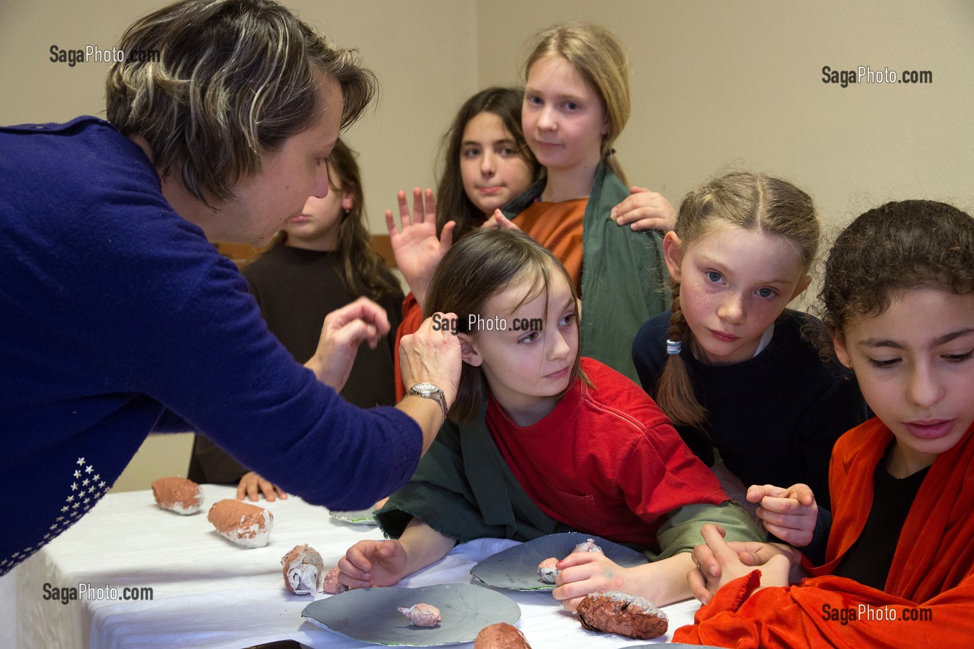 ACTIVITE ARTISTIQUE (PHOTOGRAPHIE) AVEC REPRODUCTION DE LA CENE (REPAS DE JESUS AVEC LES APOTRES) AVEC LES ENFANTS, TEMPS D'ACTIVITE PERISCOLAIRE (TAP), ECOLE PRIMAIRE DE RUGLES (27), FRANCE 